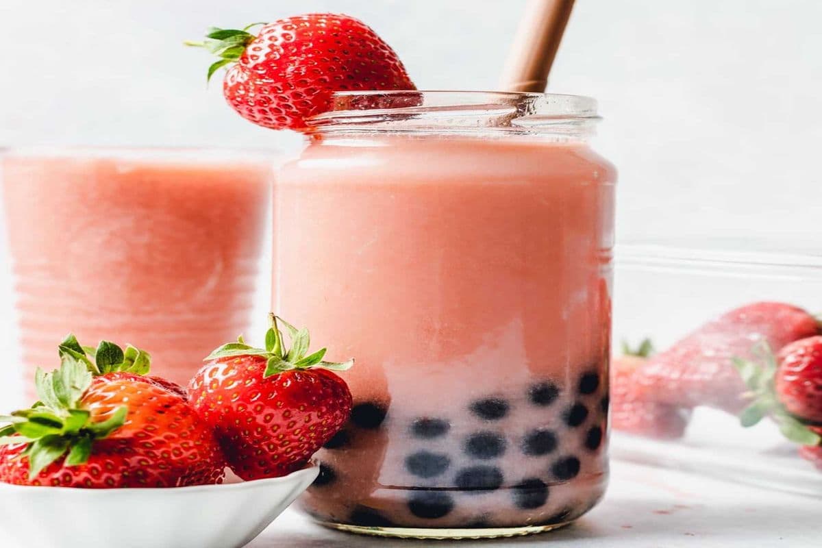 Strawberry Milk Tea (700ml)
