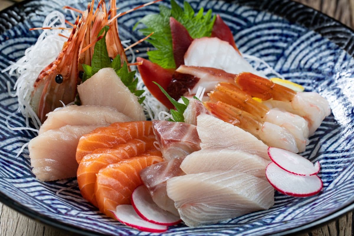 B22. Deluxe Sashimi Platter (21 pcs)