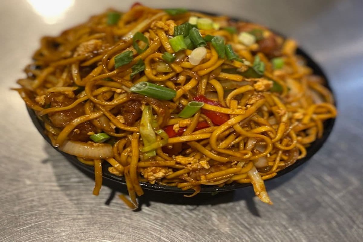 Chicken Hakka Noodles (16oz)