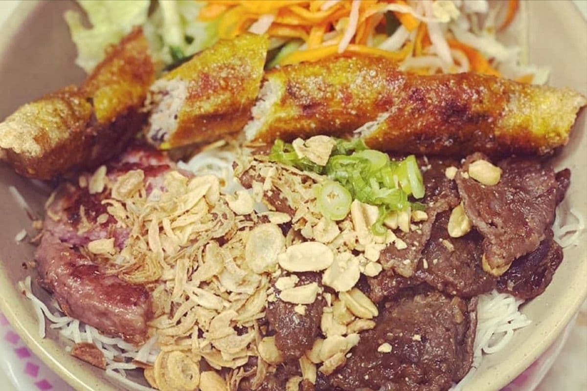 V7. Grilled Lemongrass Beef, Chicken & Spring Roll with Vermicelli / 燒牛肉,燒稔豬肉,春卷米粉 / 구운 레몬그라스 소고기 & 스프링롤 비빔국수