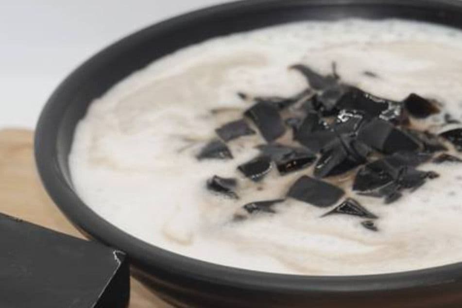 J3. Grass Jelly Sago in Coconut Milk 涼粉椰汁西米露
