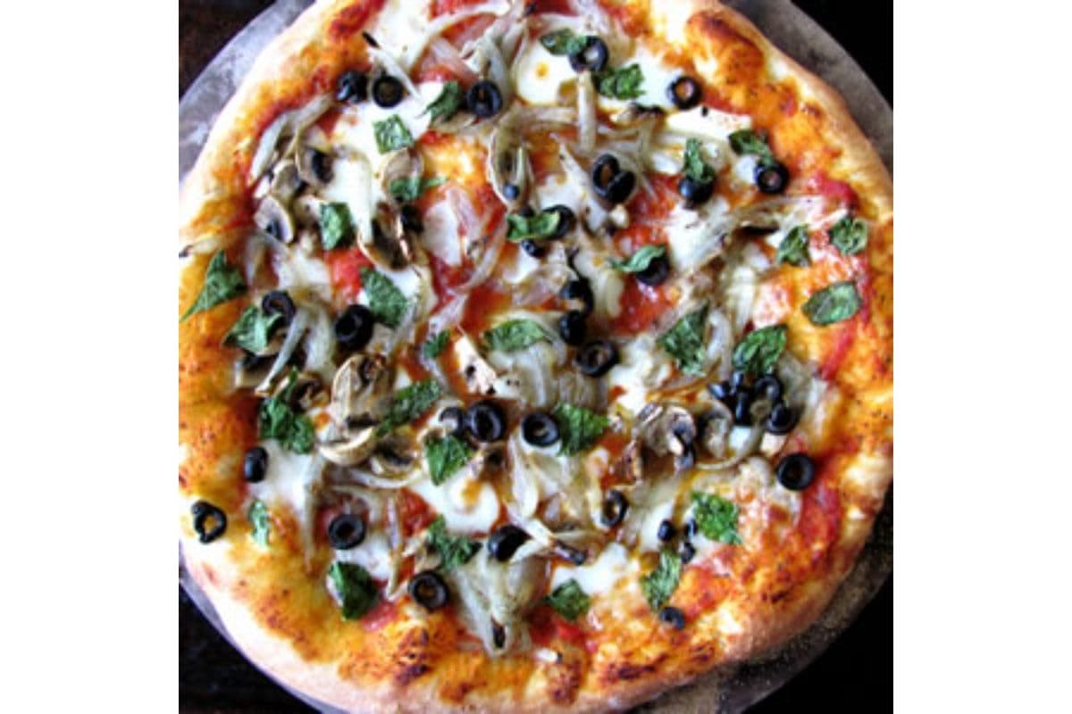 Small Mediterranean Pizza (6 Slices)