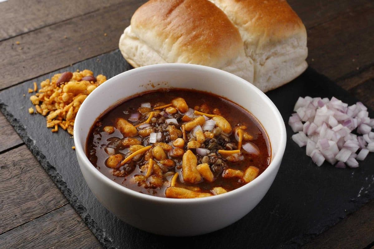 Mumbaiya Misal Pav
