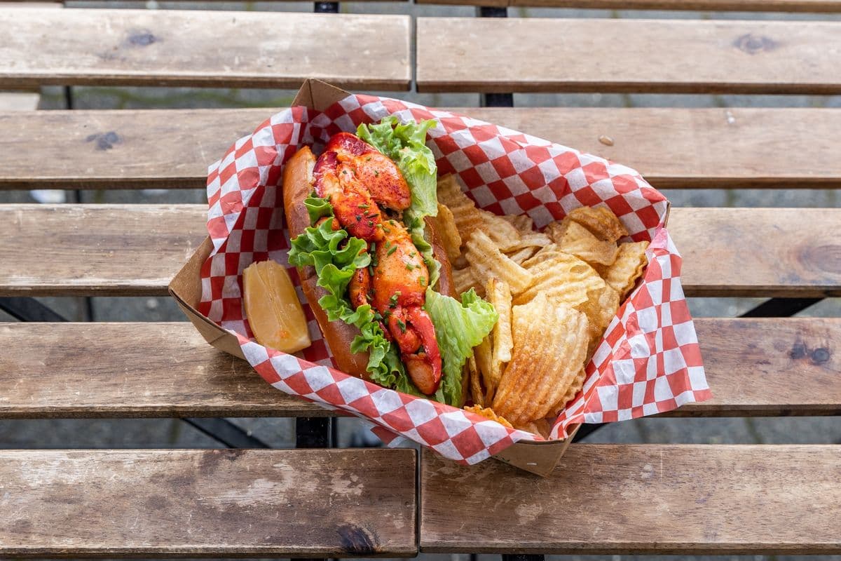 Lobster Roll (Connecticut Style)
