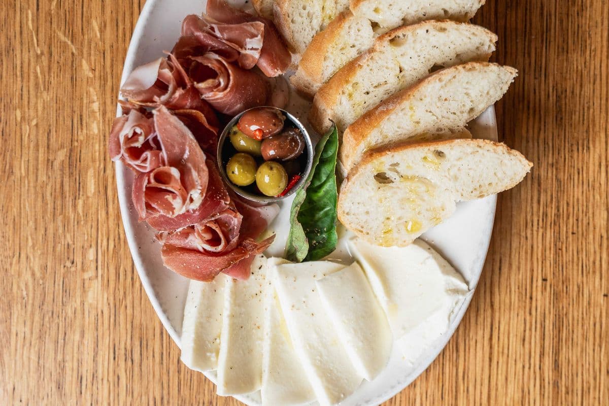 Piatto Di Mozzarella E Prosciutto