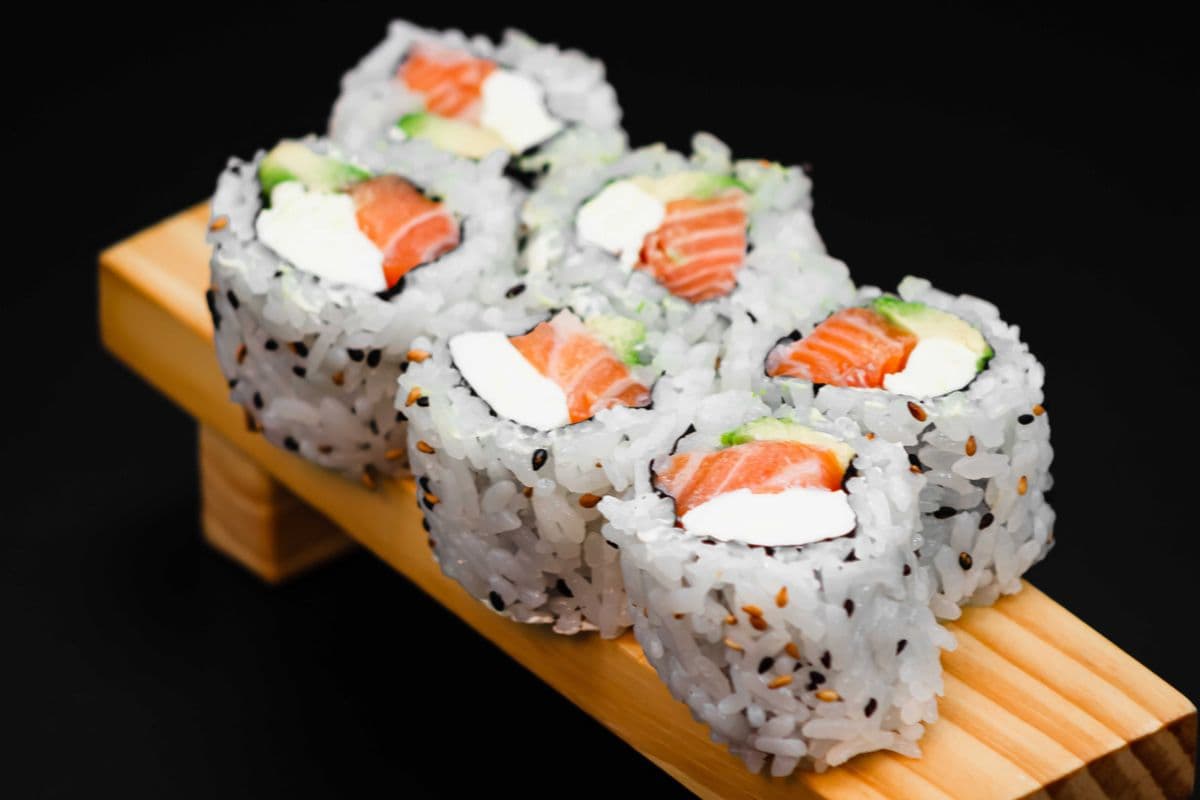 Salmon, Avocado, and Creamcheese Roll (6 pcs)