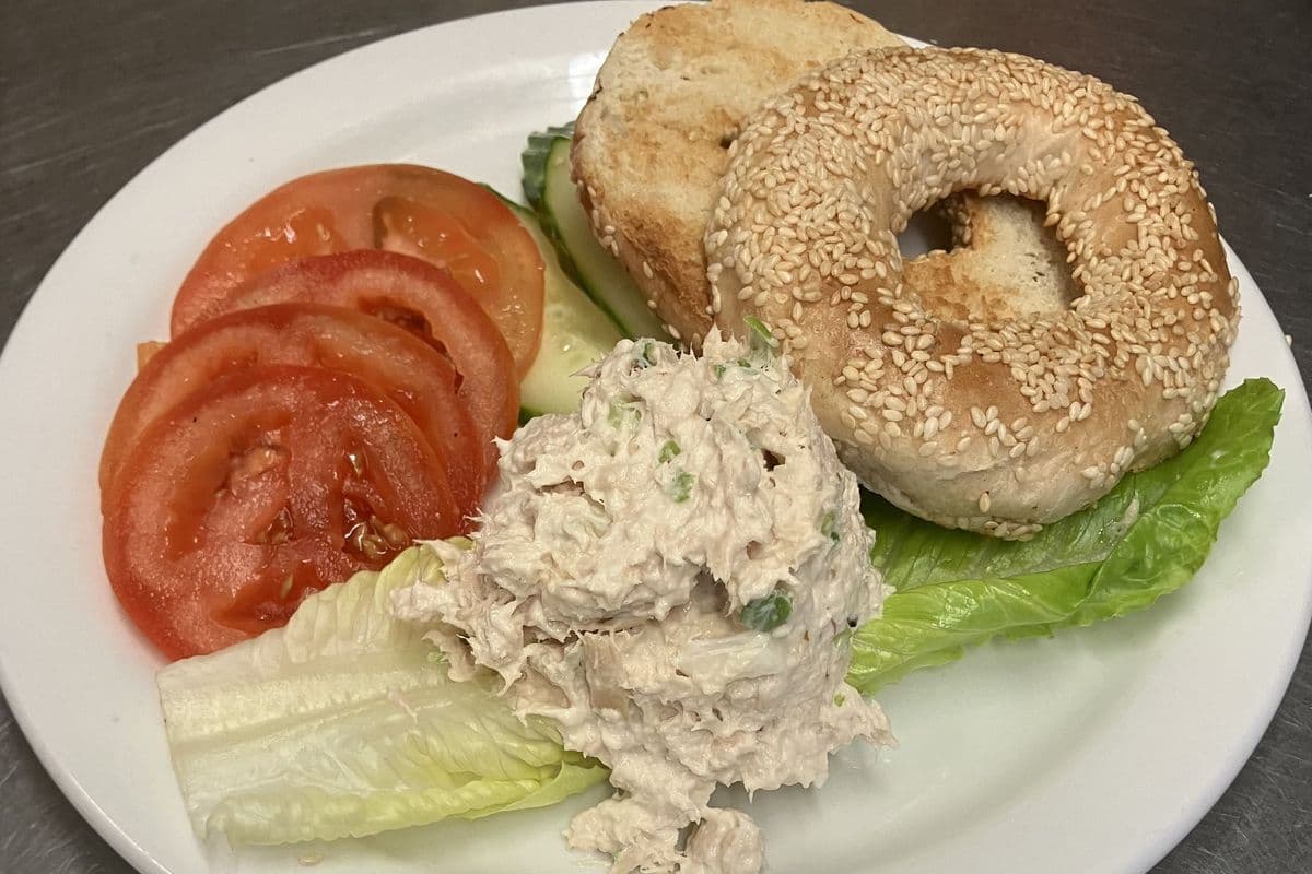 Toasted Bagel with Tuna and Veggies