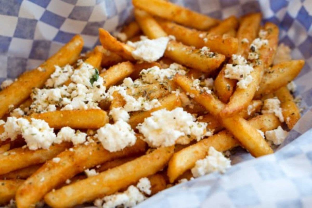 Frites avec fromage feta et origan/Fries with feta cheese & oregano