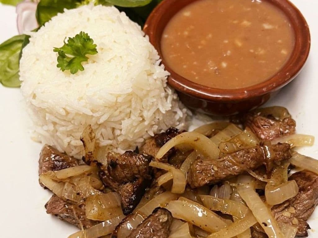 Tirinhas de Carne com Cebola Caramelizada