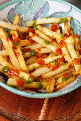 Frites cuites au four avec un filet de basilic et de sauce épicée / Loaded Baked Fries with a Basil and Spicy Sauce Drizzle