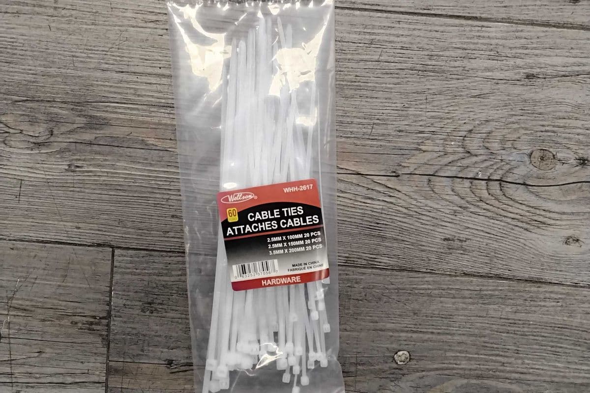 Cable ties 2.5mm×100mm 20pcs, 2.5mm×150mm 20 pcs, 3.5mm×200 20pcs.