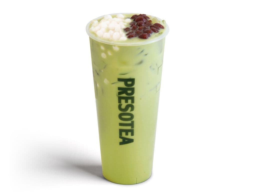 Thé au lait Matcha avec fèves rouges et perles de tapioca blanches / Matcha Milk Tea with Red Bean and White Pearl