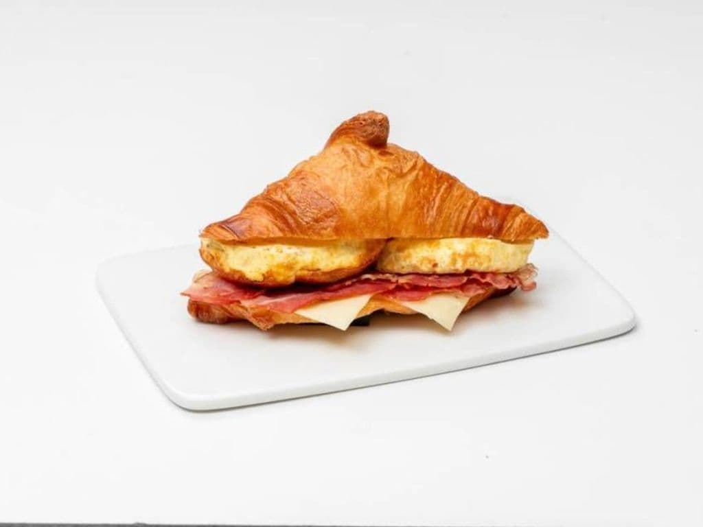 Croissant omelette au bacon / Bacon omelet croissant