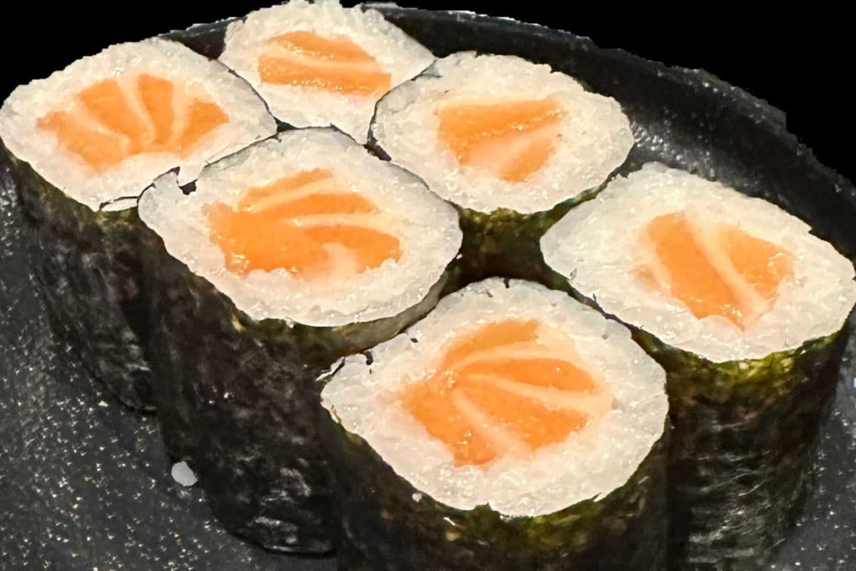 Salmon Hosomaki (6 Pcs)