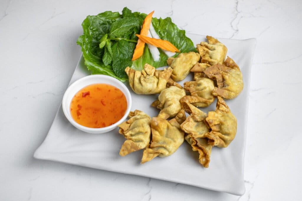 A2. Wonton frits (10) aux porc et crevettes, sauce aigre-douce / Deep fried pork and shrimp wonton(10), sweet and sour sauce