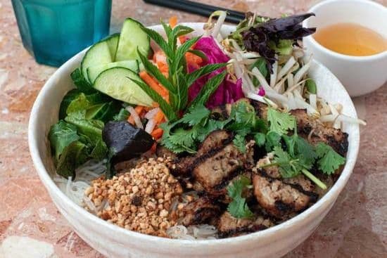 Bun cha (galettes de porc grillées) / Grilled pork patties