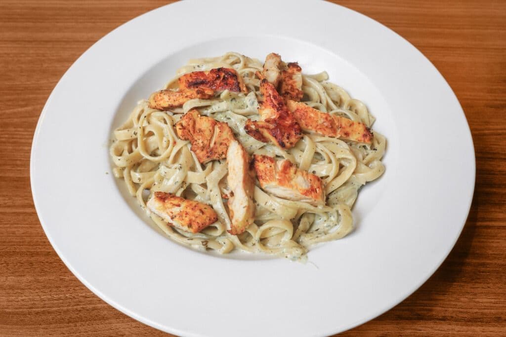 Pâtes à la sauce au pesto avec Pollo