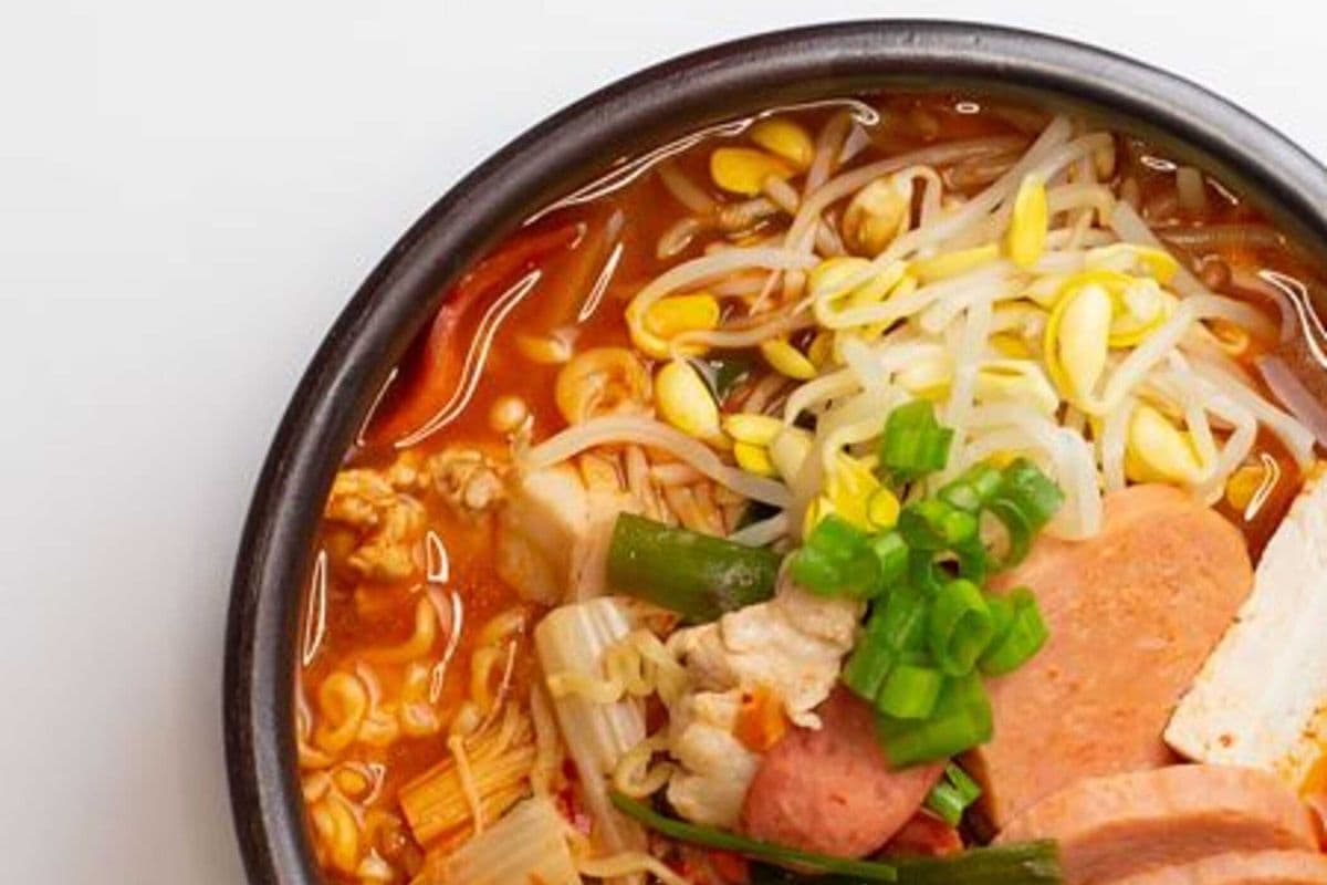 Budae-jjigae Ramen (부대찌개라면 部队拉面)
