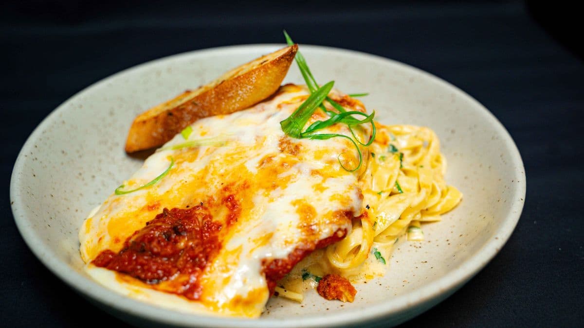 CHICKEN PARMESAN (Alfredo Sauce)
