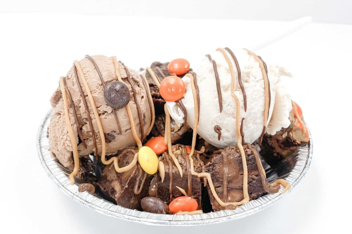 The Blissfull Brownie Bowl - 2 Warm Brownies with 2 Scoops of Ice Cream/ 2 Brownies réchauffé avec 2 boules de crème glacée