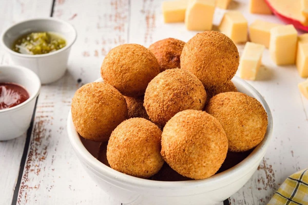 Bolinha de Queijo com Tomate Seco (Cheese and Dried Tomato Croquettes) 10 pcs