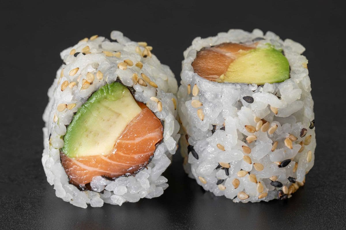 S19. Salmon Avocado Roll (6 pcs)