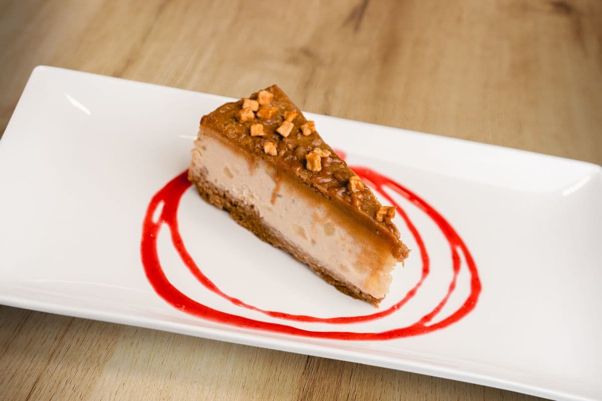 Gâteau au fromage, pommes et caramel