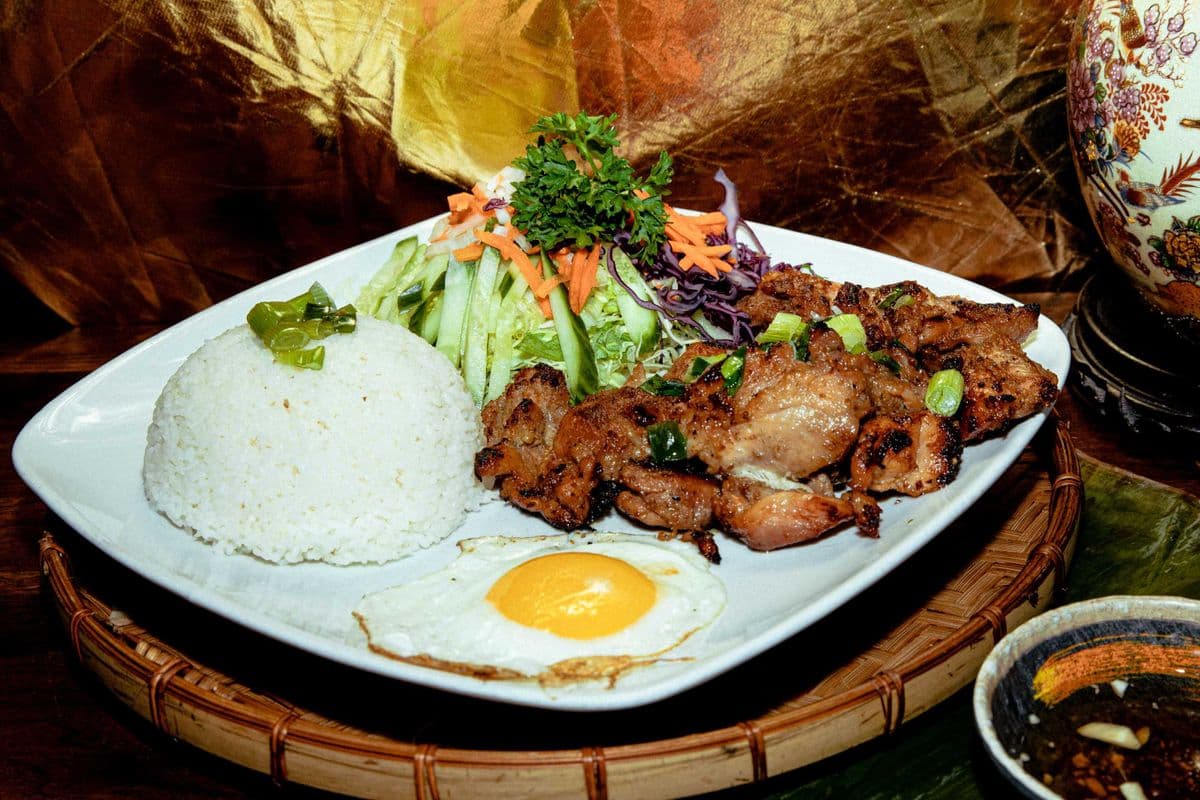 24. Com Ga Nuong, Trung Op La