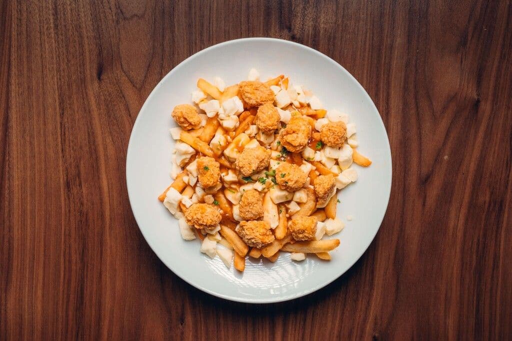 Grosse poutine au poulet popcorn