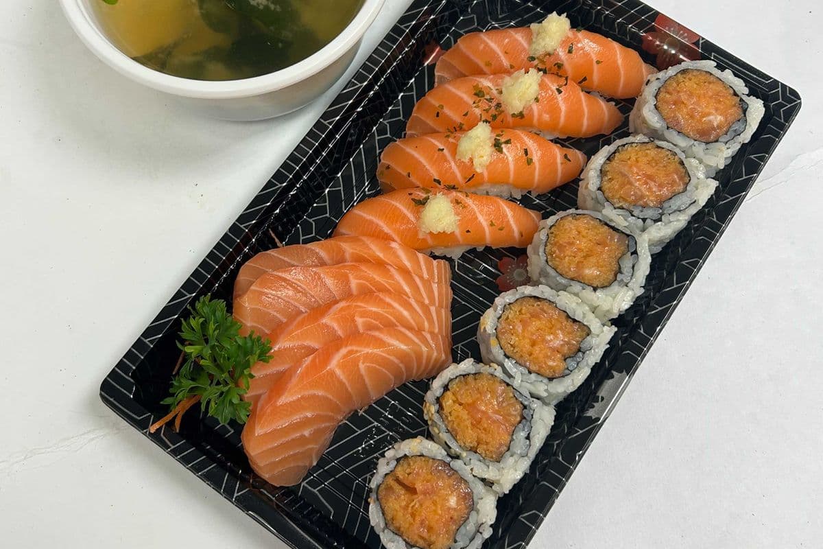 C04. Salmon Lover Combo (14 Pcs)