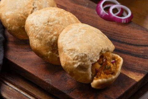Aloo Pyaz Kachori Plate (2pcs and Sweet Chutney)