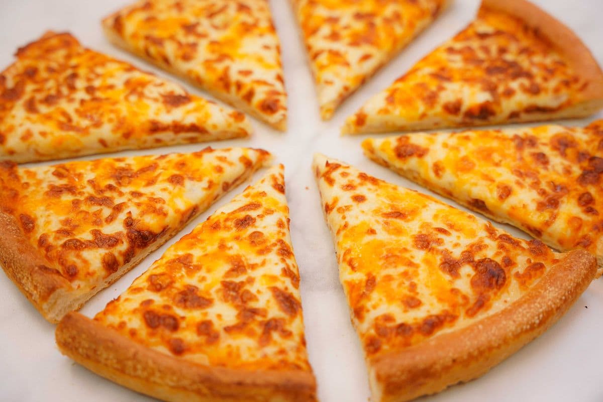 Small Cheese pizza+ FREE DRINK