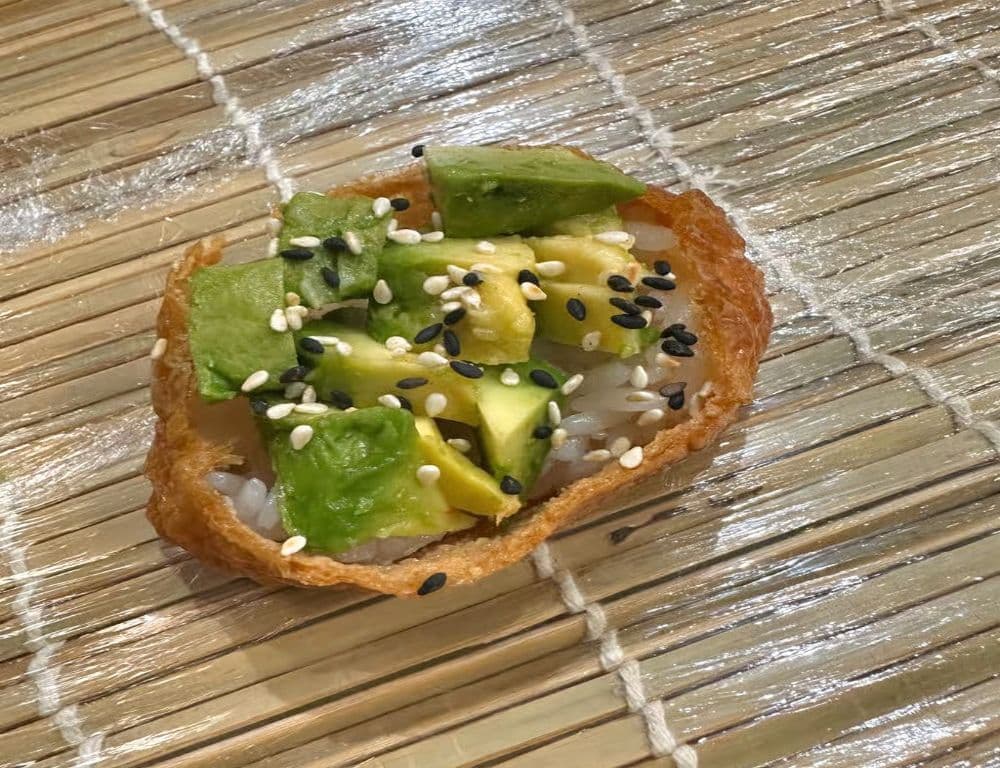 70A. Inari d'avocat (1 mcx) / 70A. Avocado Inari (1 pcs)