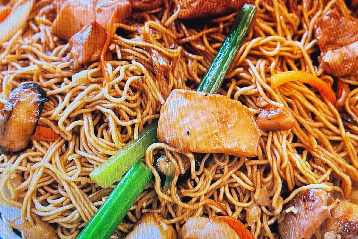 Golden Chicken Mein Chow Mein