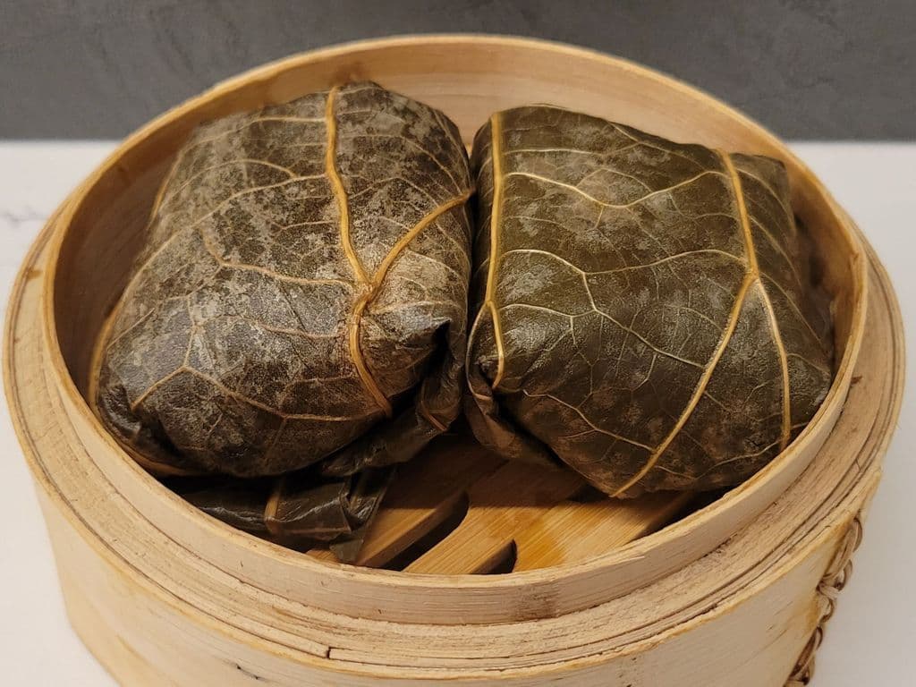 ST16 Sticky Rice with Chicken in Lotus Leaf 蛋黃荷香珍珠雞