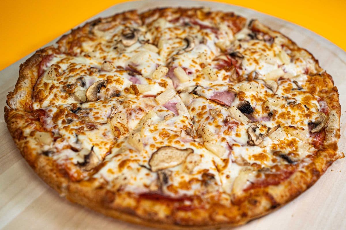 14" Large Hometown Hungry Man Pizza
