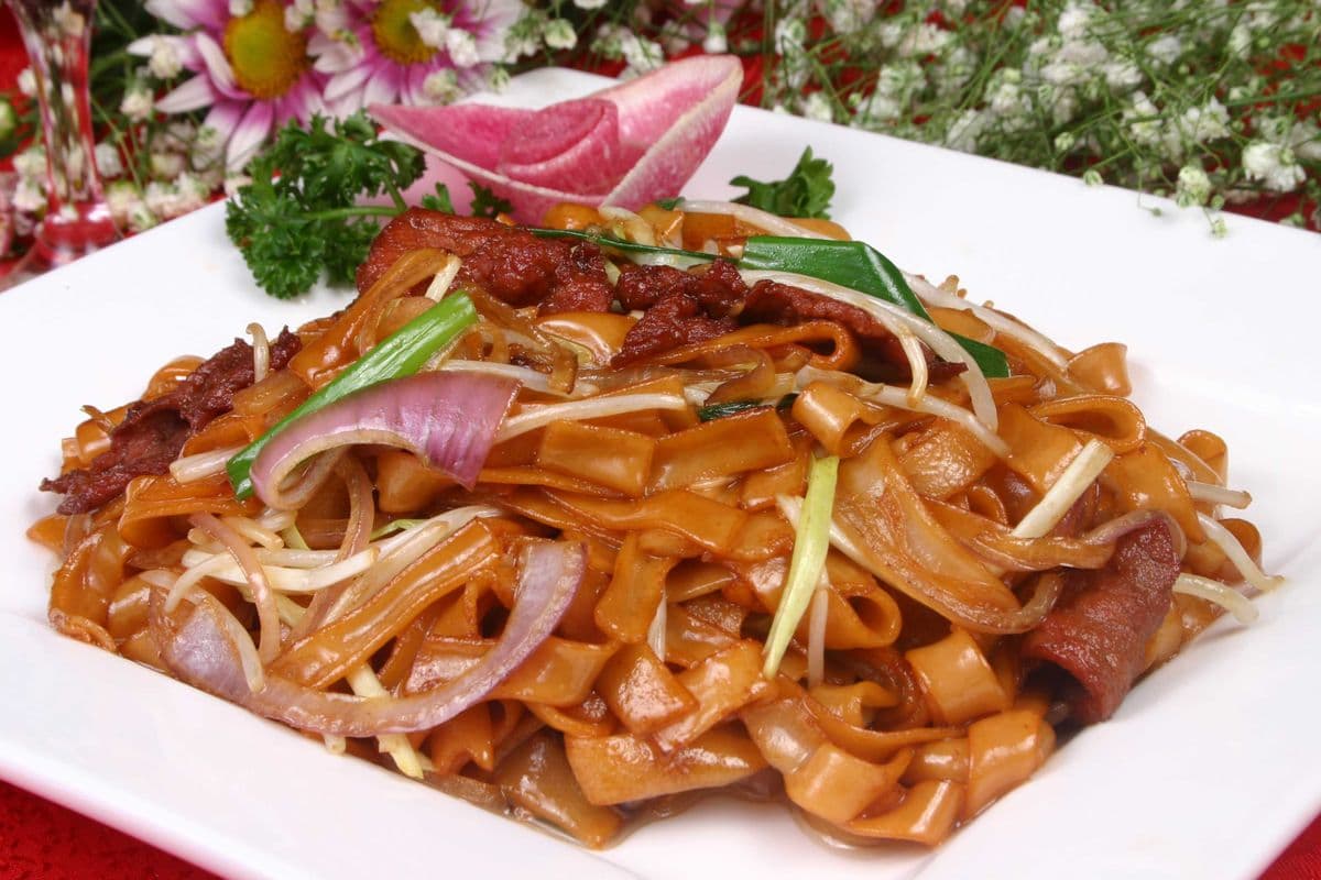 Stir-Fried Beef Rice Noodles in Soy Sauce 干炒牛河