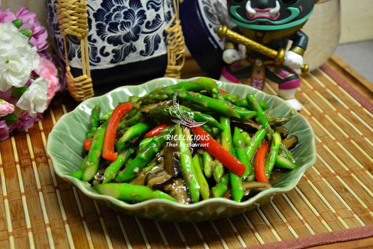 V3. Asparagus with Mushrooms
