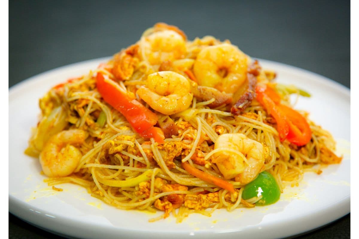 N9. Singapore Fried Rice Noodles (Hot)