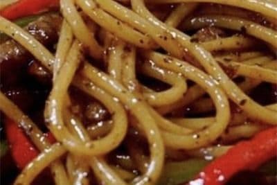 F15. Shredded Beef with Black Pepper Sauce Fried Thick Noodle 黑椒牛柳粗炒