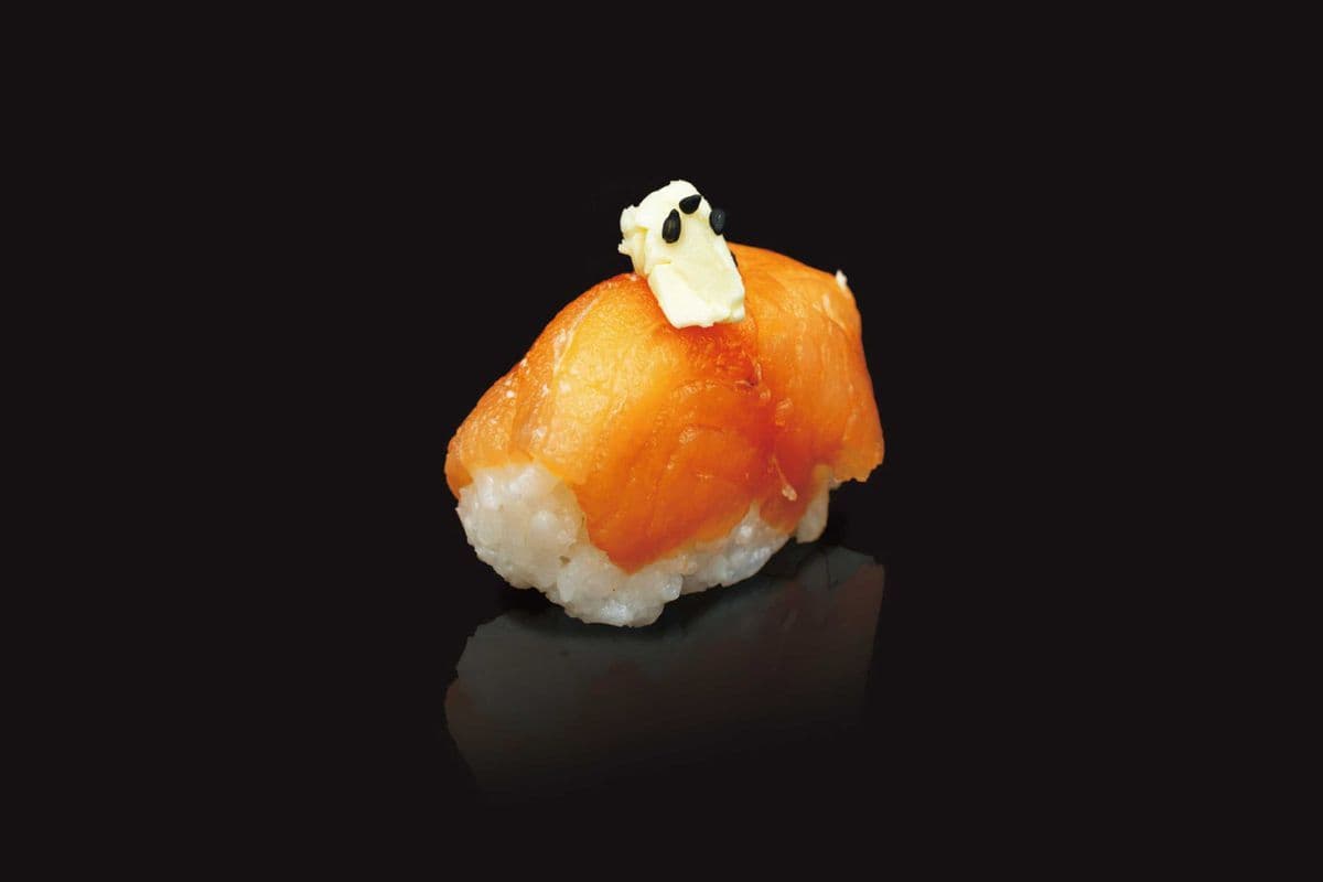 Nigiris Saumon Fumé (Deux morceaux) / Smoked Salmon Nigiris (Two pieces)