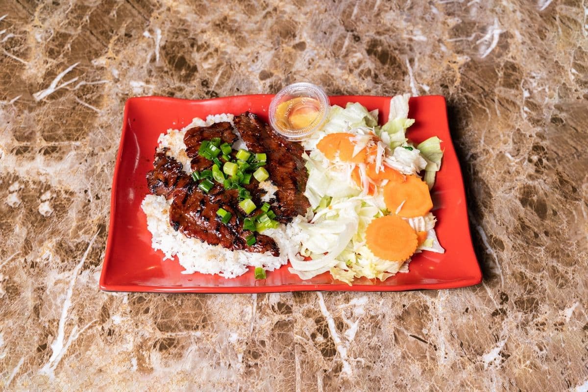 20. Brochette de boeuf avec riz et salade / Grilled Beef Brochette with Rice & Salad⽜饭