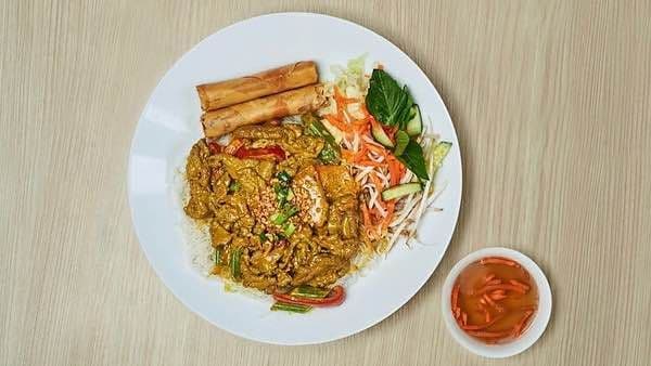 22ECP. Stir-Fried Peanut Sate Curry (Beef, Chicken, Tofu, or Shrimp) & Spring Rolls with Vermicelli