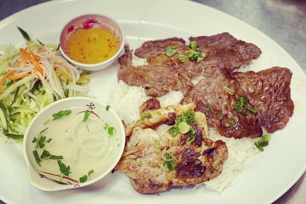 R6. Grilled LemonGrass Chicken and Beef with Steamed Rice / 燒香茅雞扒,牛肉配白飯 / 구운 레몬그라스 치킨 & 소고기 덮밥