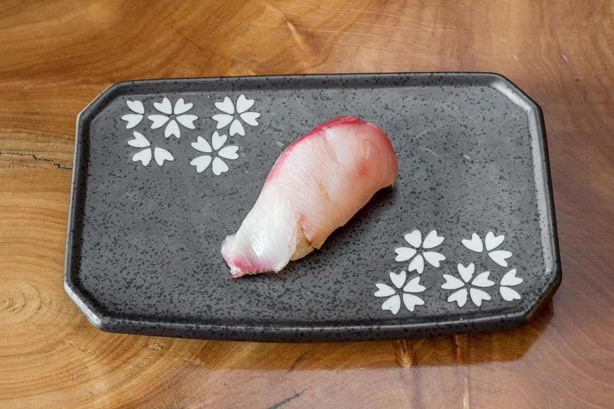 Hamachi Sushi (2 pcs)