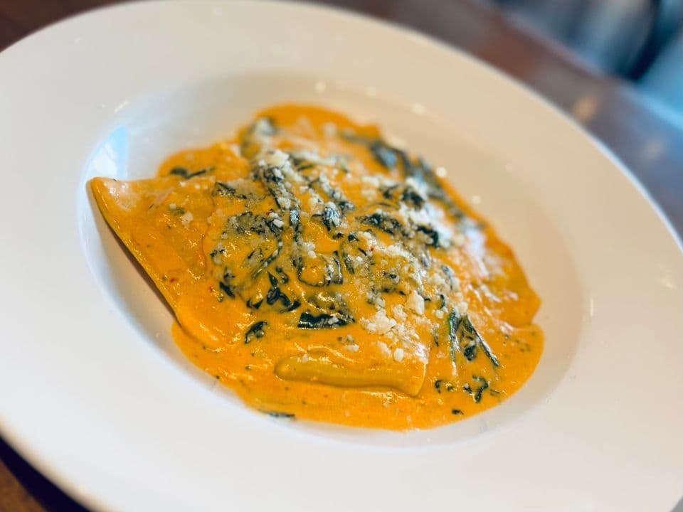 Ravioli con crema di spinaci