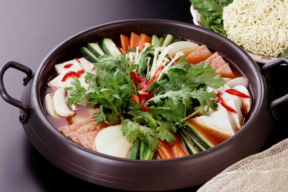 19. Spicy Ham and Sausage Hot Pot / 부대전골 什锦火锅