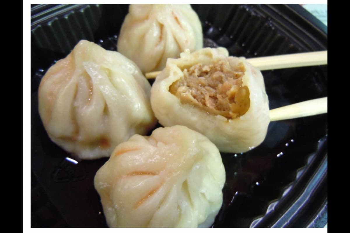Shanghai Style Steamed Pork Soup Dumplings (4 pcs)