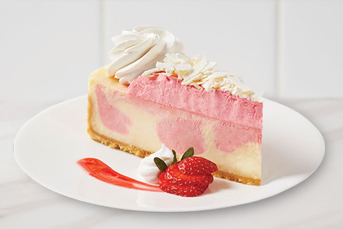 Tranche de gâteau au fromage aux fraises et à la crème / Wild Strawberries and Cream Cheesecake Slice