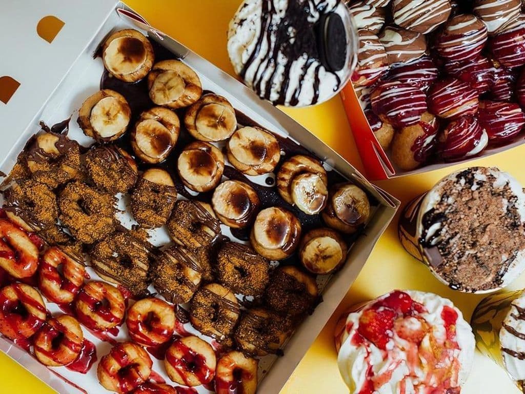 33 lokmas et 36 mini beignets avec 4 lait frappés / 33 Lokmas and 36 Mini Donuts with 4 Milkshakes